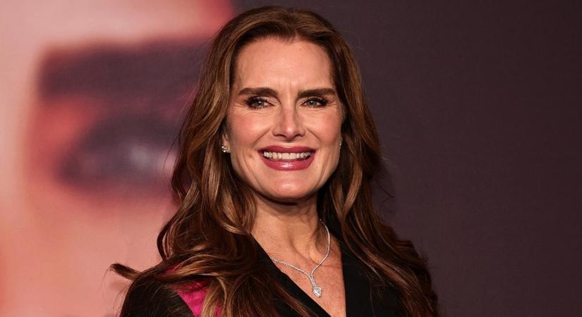 A kék lagúna 59 éves sztárjára így hasonlítanak a gyerekei – Friss fotókon Brooke Shields csodaszép lányai