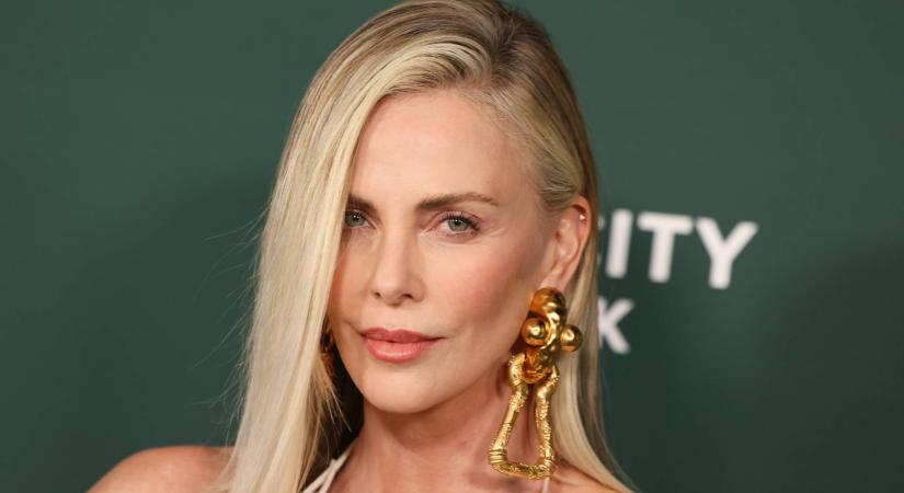 Hová esett az állunk? A 49 éves Charlize Theron jótékonysági gálás szettjére nincsenek szavak