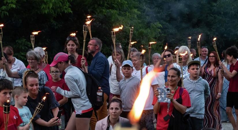 Libazsír, lángoló fáklyák, felvonulás: így ünneplik a Márton-napot Biharnagybajomban