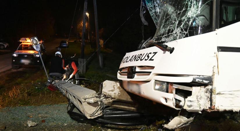 Sokkolta a helyieket a szörnyű szandai buszbaleset híre – galériával és videóval