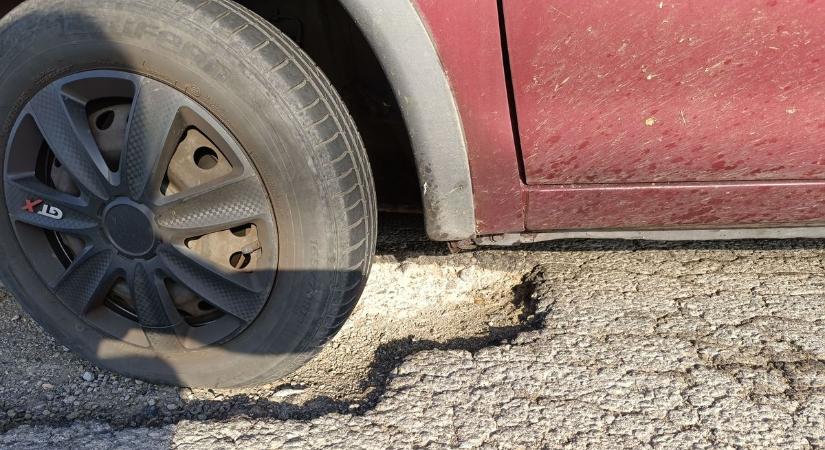 Gumiszakadást okozott a fél kereket elnyelő kátyú, majd jött a fordulat