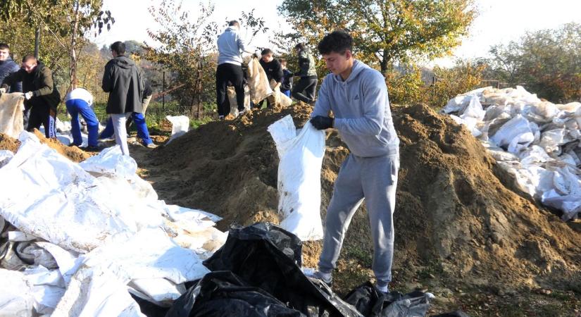 Így tüntették el a homokzsák hegyeket az árvíz után - videóval