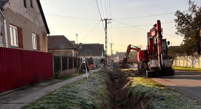 Háborús állapotok Sáránd egyik utcájában