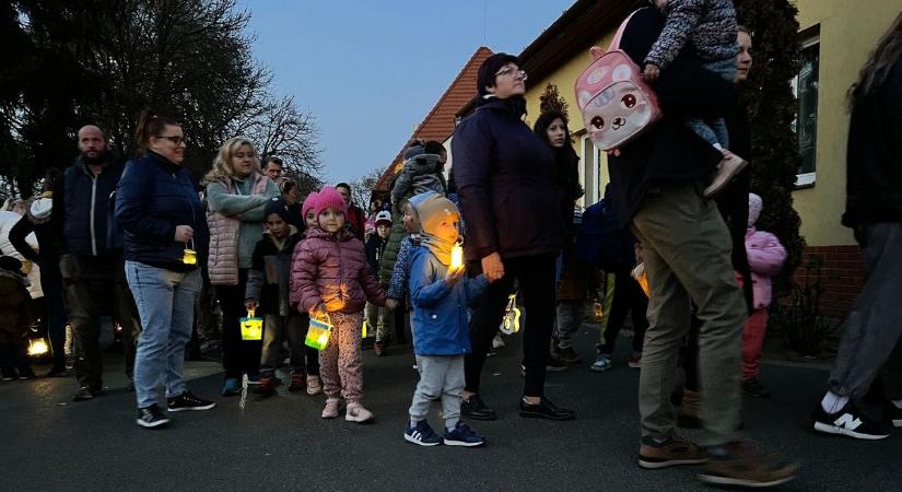 Lámpásokkal vonultak kicsik és nagyok Hajdúsámsonban