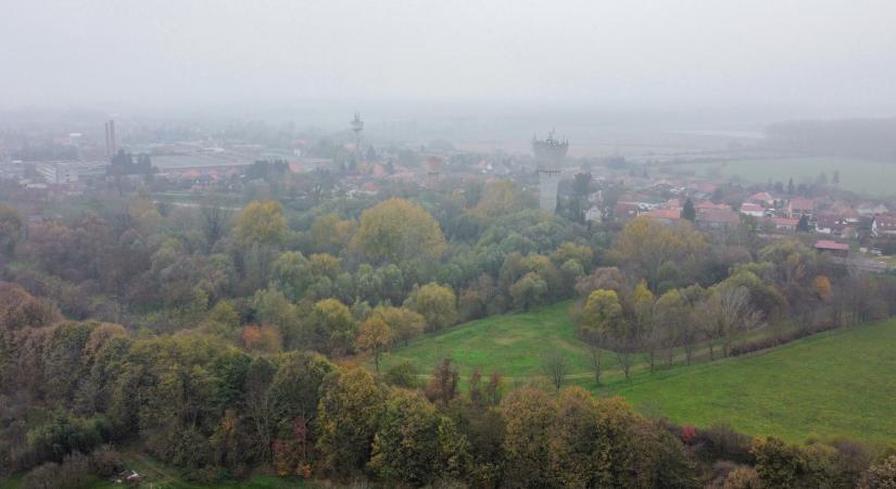 Marad a ködös, borult idő