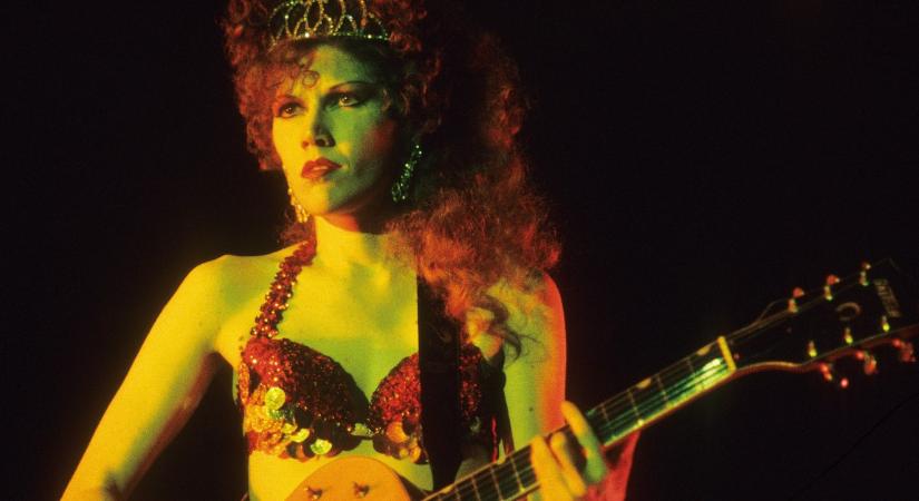 Tűsarkú, gépfegyver és elektromos gitár – Poison Ivy, a The Cramps kíméletlen bandavezére