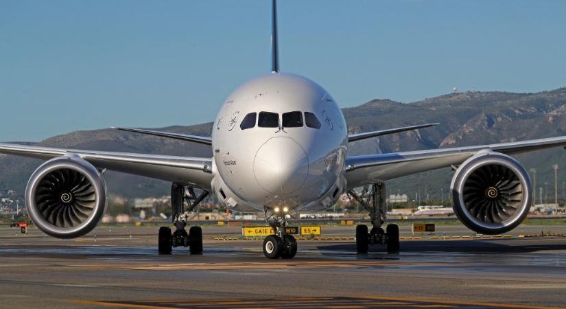 A római start után a levegőben kigyulladt a hajtóműve egy 249 utast szállító Boeingnek