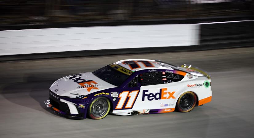 Egy éra vége: Úgy fest, tényleg távozik a NASCAR-ból Denny Hamlin ikonikus szponzora, a FedEx