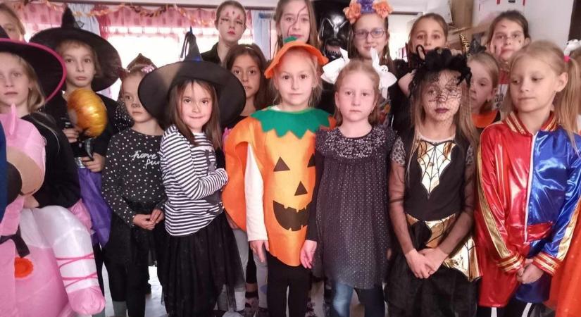 Vidám Halloween-i mulatság a péri iskolában