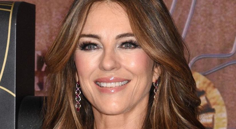 Elizabeth Hurley formás mellein szétcsúszott a köntös, semmit sem viselt alatta