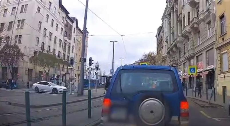 Videó: úgy hajtott végig a zebrán egy autós, mintha gyalog ment volna át rajta