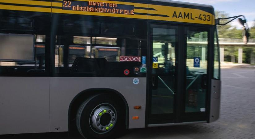 A 12-es busz őrangyalainak hálálkodik egy debreceni nagymama