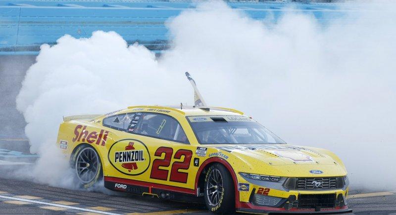 Ütközött a pace car, Logano háromszoros NASCAR-bajnok – videó