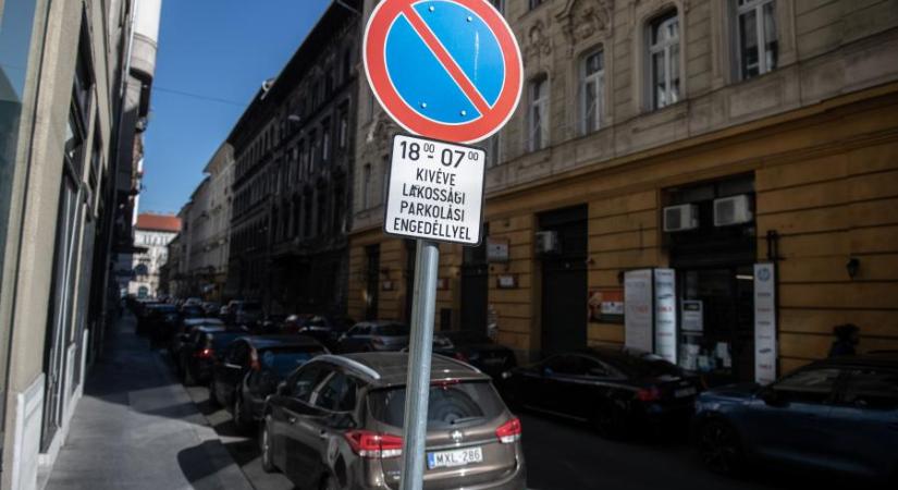 Jön a parkolási rendszerváltás, nőnek a budapesti autósok költségei, de legalább könnyebben találnak helyet