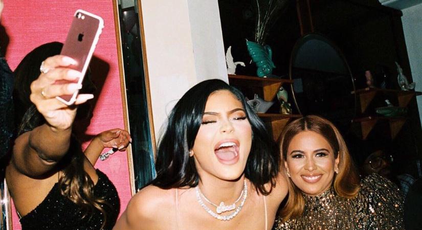 Nincs ruha, ami elbírná Kylie Jenner melleit - fotók