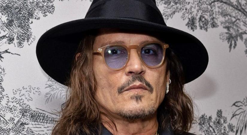 Johnny Depp egy nála 33 évvel fiatalabb igazi bombázóval randizik (Fotók!)