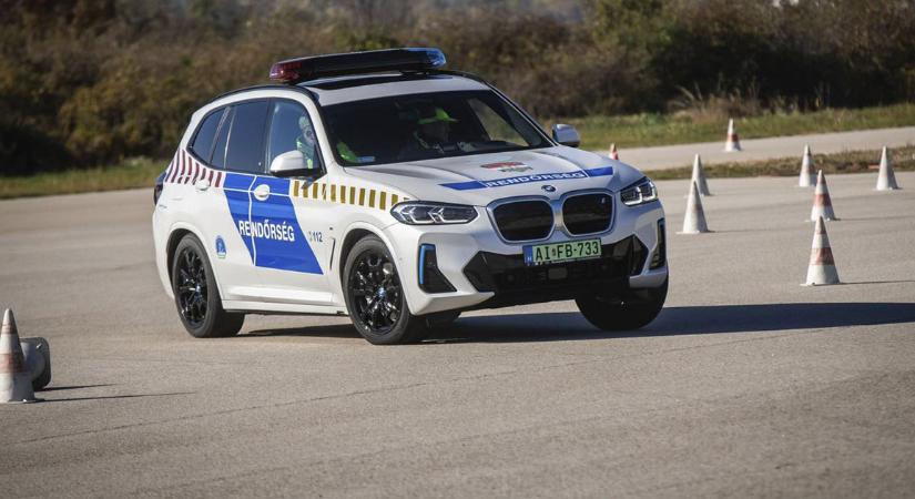 Megmutatták az elektromos BMW-t, amilyennel a hajdú-bihari rendőrök is csapatnak majd – fotókkal, videóval