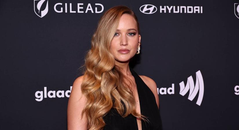 Jennifer Lawrence egyre gömbölyűbb, Taylor Swift kockás miniben szurkolt