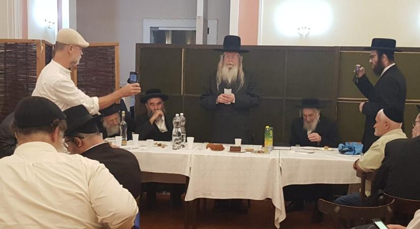 A MAOIH vezetése felmondott Rabinowitz orthodox főrabbinak, a régi gárda a felmondást nem ismeri el