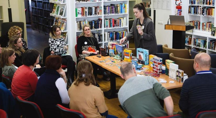 Társasjátékokról szólt a nap az egri könyvtárban