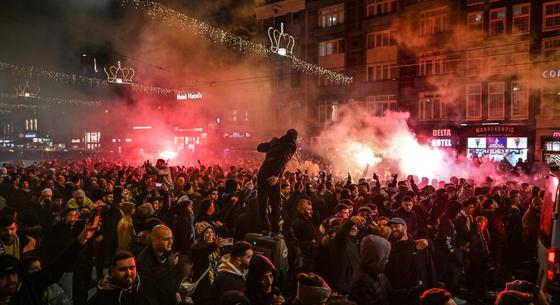 A zsidó szurkolókra vadászó huligánokkal játszott össze a kaszinó dolgozója, ahová az üldözött szurkolók menekültek