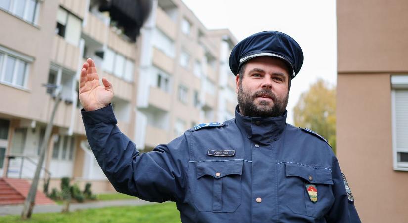 A zsaru, aki égő lakásból mentette ki az idős asszonyt (videó)