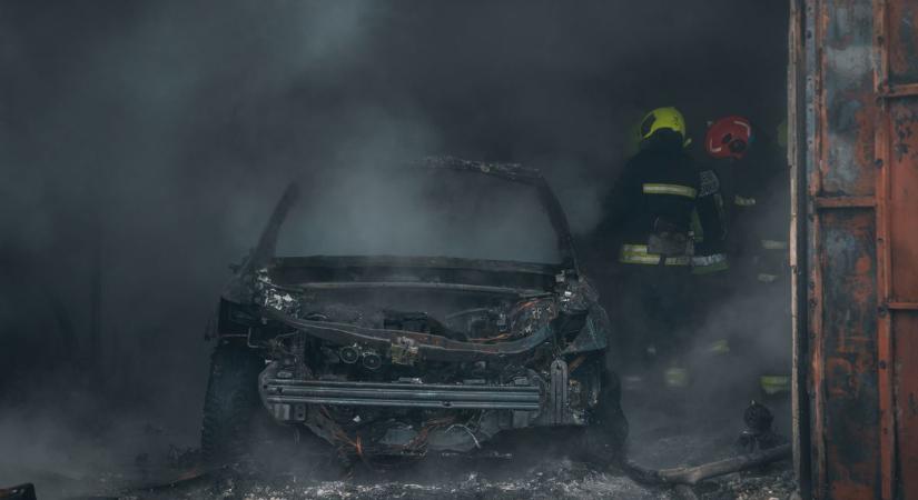 Borsodi gyújtogató: porrá égtek az autók, lángolt a tető!