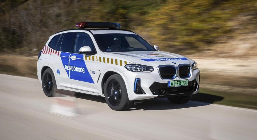 Tíz elektromos BMW iX3-ast kaptak a rendőrök, töltőkkel együtt