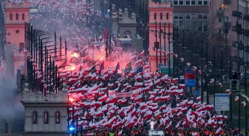 Százezrek vonultak a varsói függetlenség napi meneten - videó