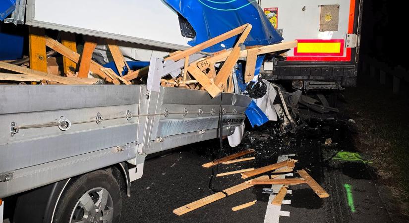 Felnyársalta a kamion a belé rohanó kisteherautó sofőrjét, aki belehalt sérüléseibe – galériával