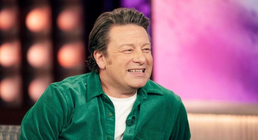 Máris le kellett szedni a polcokról Jamie Oliver gyerekeknek írt szakácskönyvét