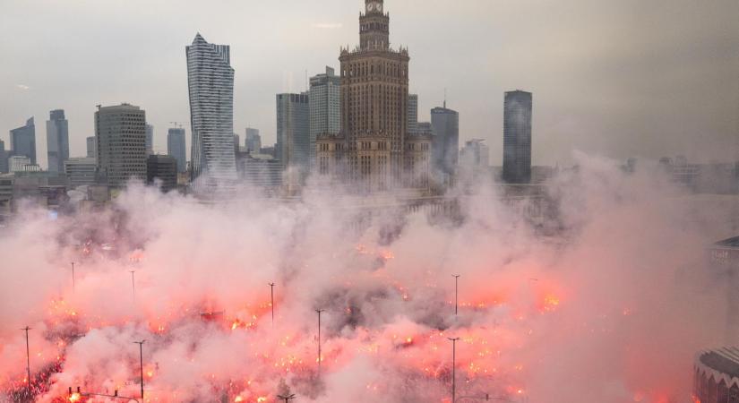 Varsói függetlenség napi menet: százezrek vonultak az utcára (videó)