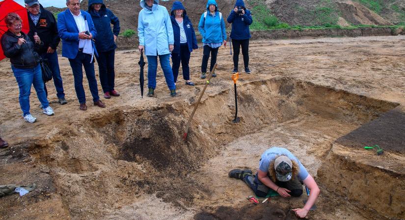 Hihetetlenül ritka, ősi leletre bukkantak Borsodban, útépítés közben akadt meg valami különösben az ásójuk