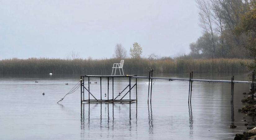 Ki a stégeket a Balatonból!