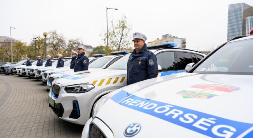 Tíz csúcskategóriás elektromos autóval bővült a rendőrségi járműpark