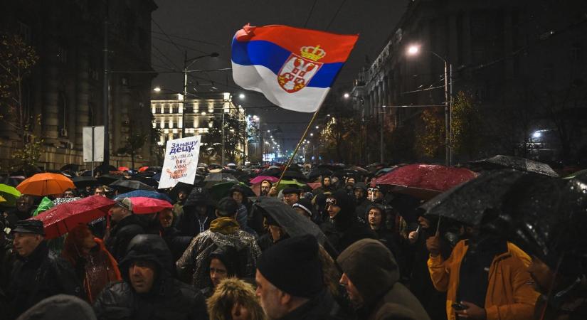 A szerb kormány lemondását követelték a tüntetők az újvidéki tragédia után