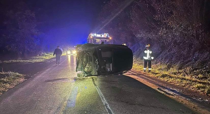 Baleset: Csúnyán összetört és oldalára borult egy autó a Váli-völgyben