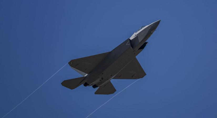 Bemutatta legújabb lopakodó vadászgépét Kína – íme az amerikai F-35-ös vetélytársa