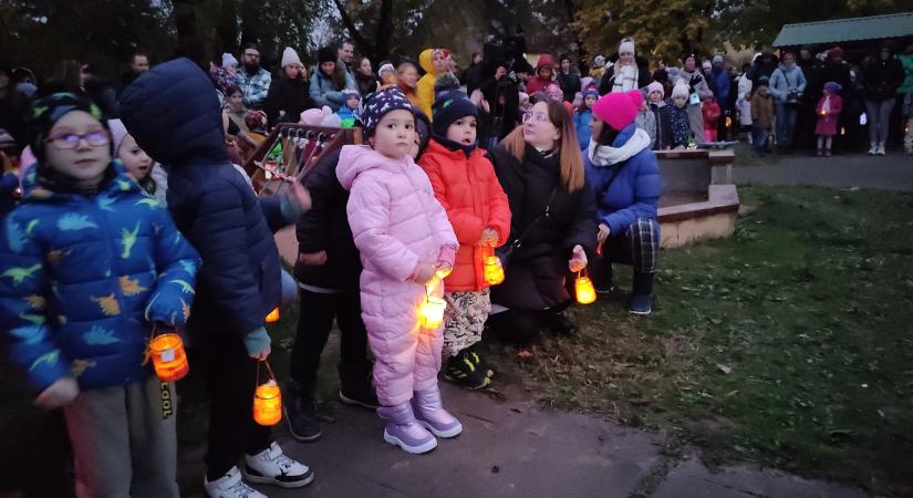 Lampionokkal követték Szent Mártont a kertvárosi ovisok – videó