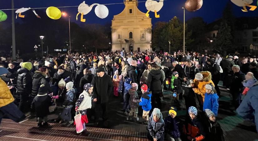 Szent Márton szellemiségében gyújtottak fényt a csongrádi éjszakában – videóval