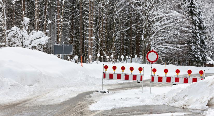 Akkora havazás jött, hogy már utakat kell lezárni ebben a térségben