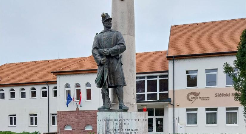 Az első világháború marcali hőseire emlékeztek a diákok gyertyáinál