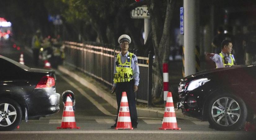 Harmincöt ember meghalt Kínában, amikor tömegbe hajtott egy ámokfutó