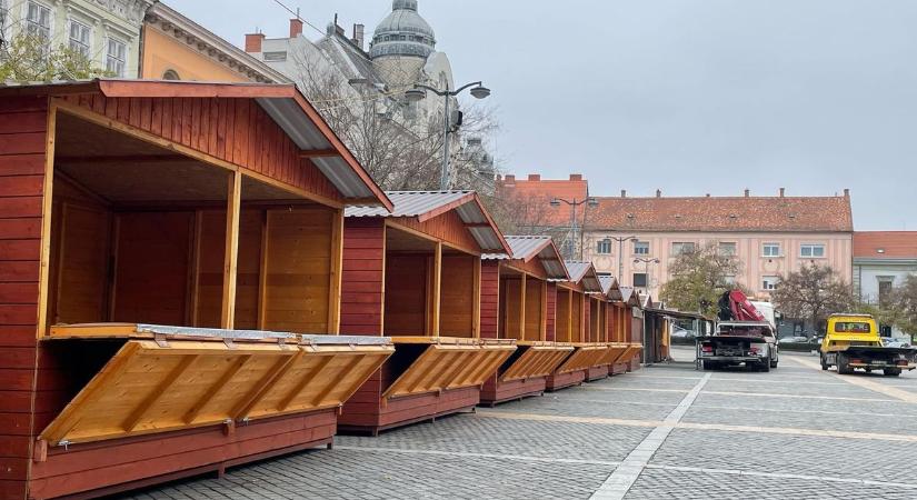 Formát öltött az adventi vásár a szombathelyi Fő téren, már állnak a bódék is - fotókon mutatjuk