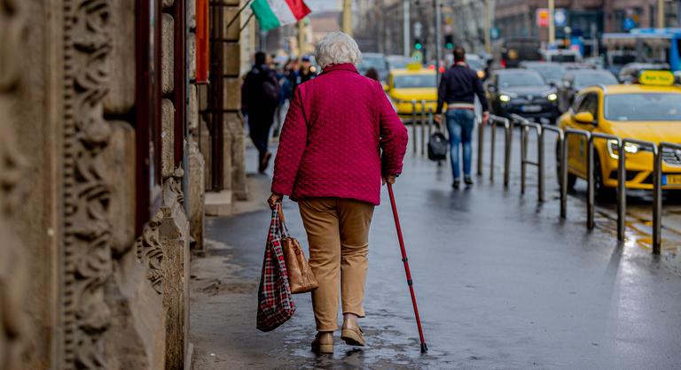 Jó hír a nyugdíjasoknak: az utalás és a postás is hamarabb jöhet