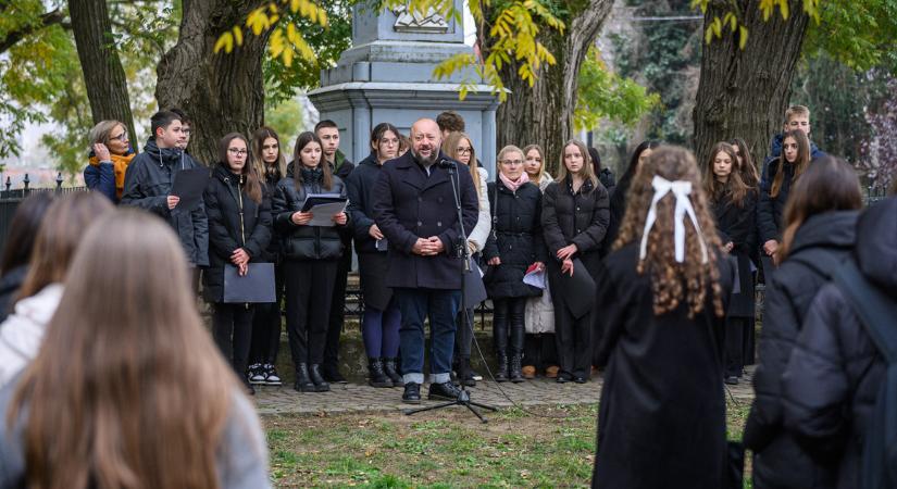 Velünk élő Csokonai: Debrecen nagy költőjét idézték meg születésnapján – fotókkal