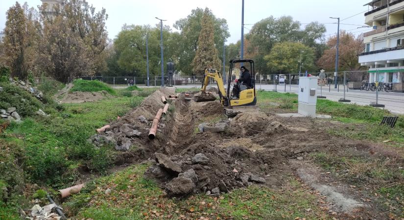 Közműcsere indult a Kossuth tér felújítás előtti részén