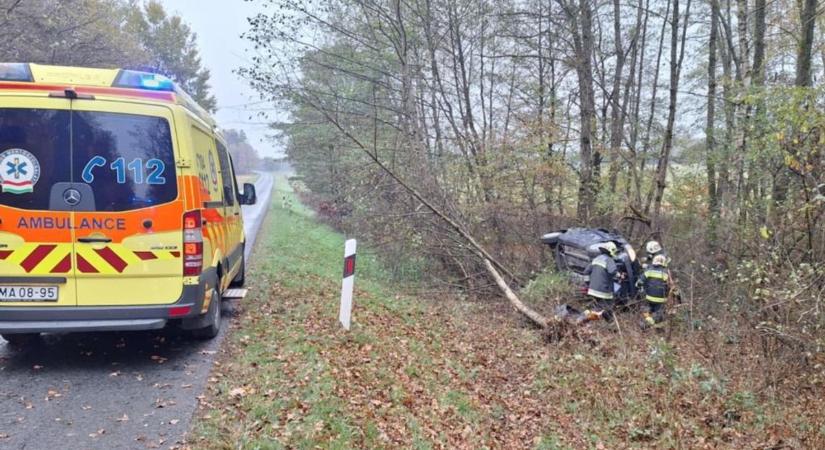 Oldalával csapódott egy fának a autó Őriszentpéternél - fotók