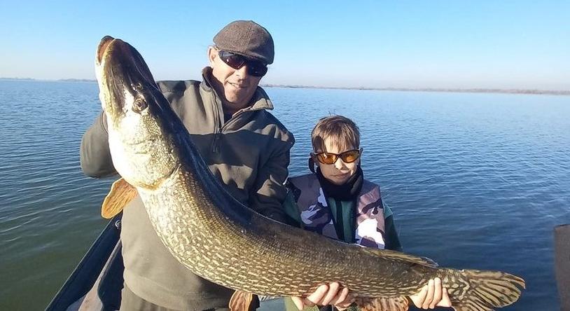 Fotón a halszörny: méretes csuka akadt horogra a Tisza-tónál