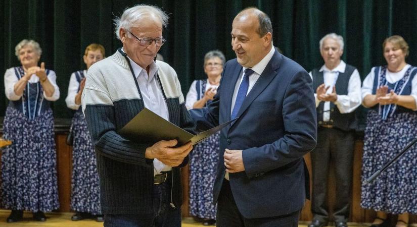 Tehetséges fafaragó mester életművéből nyílt kiállítás